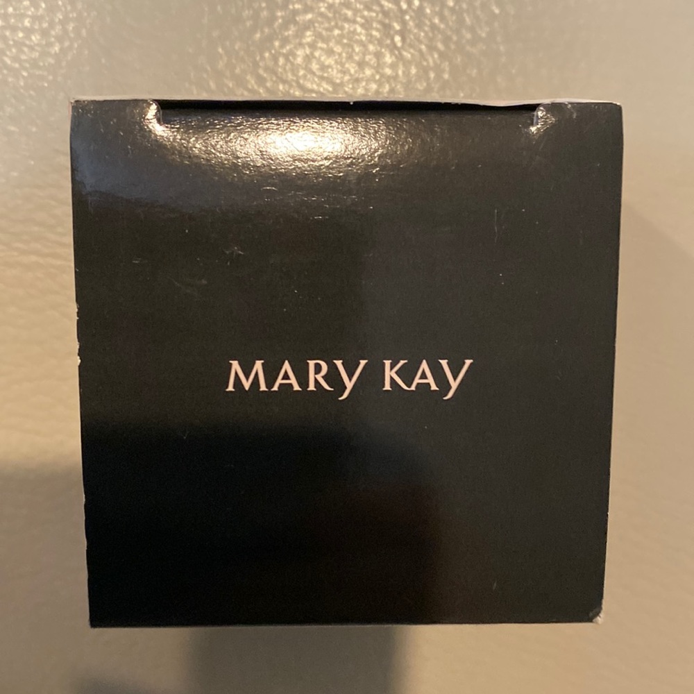 Mary Kay Silky Setting Powder